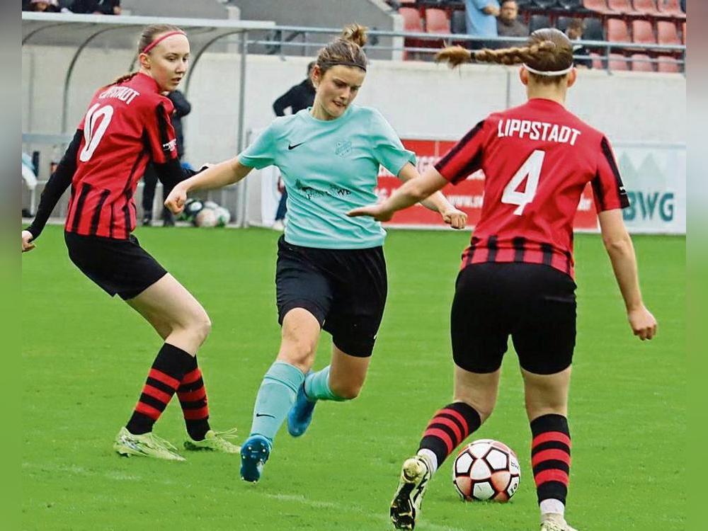 Mit voller Motivation ins Pokalfinale: Landesligist Germania Stirpe (in Türkis; hier beim 1:0-Erfolg im Halbfinale beim SV Lippstadt) sieht sich selber als Außenseiter. Foto: Feichtinger