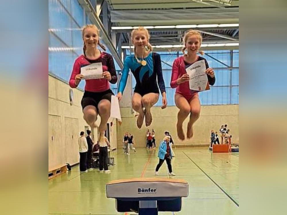 Jubelsprünge machten (v.l.) Liane Ritter, Leana Lingens und Mia Engelmeier aus Erwitte nach ihren guten Leistungen beim Hammer Turn- und Spielfest.