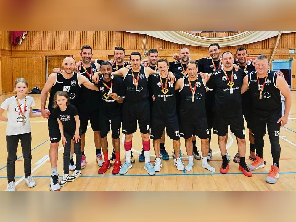 Silber gewonnen und nicht Gold verloren: Die MSG Paderborn/Salzkotten mit den beiden Lippstädtern Dominik Kleinschmidt (v.r.) und Nikola Milosevic (v.,2.v.r.) musste sich bei den Deutschen Ü40-Meisterschaften nur dem FC Bayern München geschlagen geben.