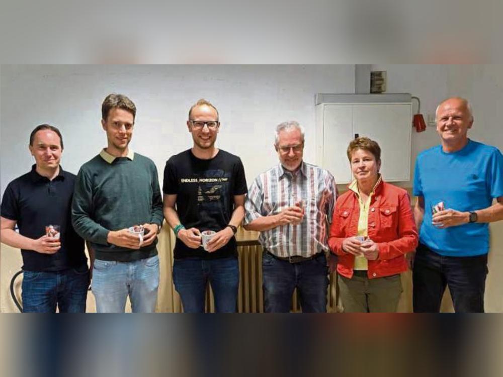 Als Aufsteiger konnten sich auch die 4. Herren mit (v.l.) Hauke Gregor, Daniel Beuse, Marcel Sisolefsky, Ralf Heckmann, Petra Brannekemper und Werner Nilles feiern lassen.