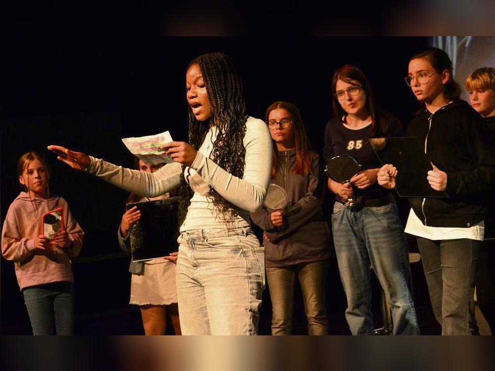Während ein Text verlesen wird, halten die Schülerinnen und Schüler dem Publikum den Spiegel vor. Foto: Gröbing