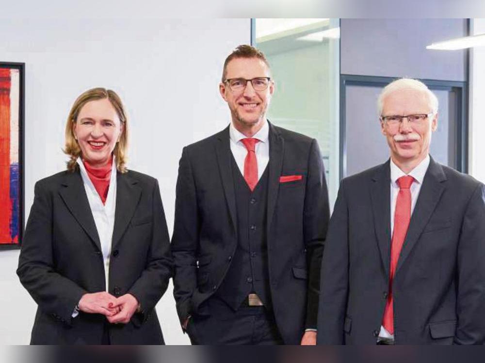 Sehr zufrieden mit dem Geschäft 2024: Der Vorstand der Sparkasse Hellweg-Lippe mit (v.l.) Nicole La Noutelle, Peter Königkamp (Vorsitzender) und Ulrich Kleinetigges. Die Bilanzsumme des Hauses mit 649 Mitarbeitern liegt bei 5,1 Mrd. Euro (+ 1,3 %)