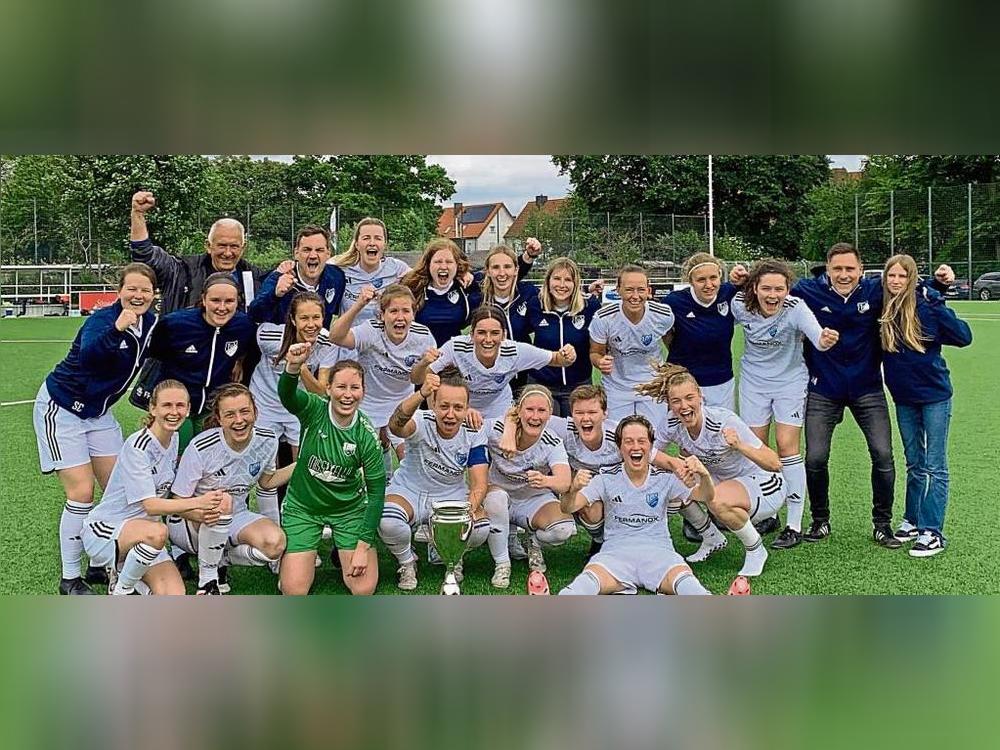 Triumph auf dem Ahlener Kunstrasenplatz gegen einen starken Konkurrenten: Die Damen des TuS Wadersloh sind erneut Pokalsieger, diesmal im Sportkreis Beckum-Gütersloh.
