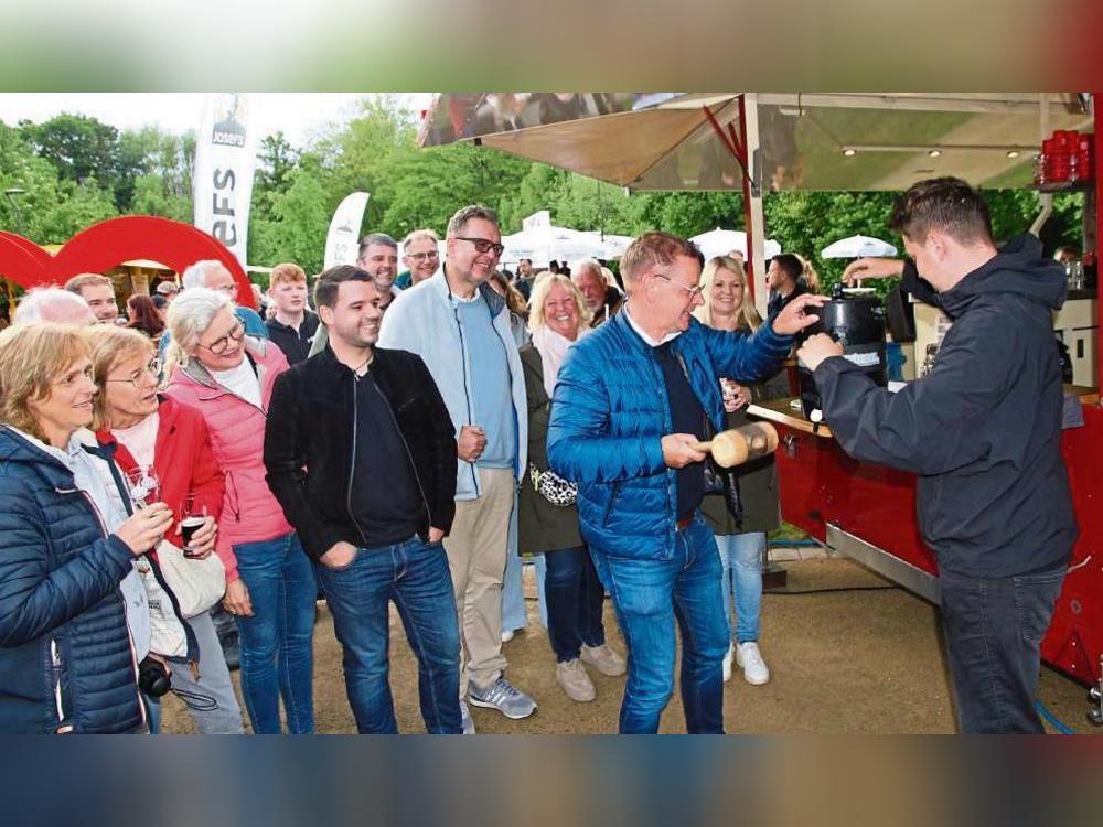 Ein Volltreffer war es zwar nicht, aber Bürgermeister Ulrich Berger gelang der Fassanstich mit Unterstützung vom Veranstalter Lucas Risse (r.). Foto: Büttner