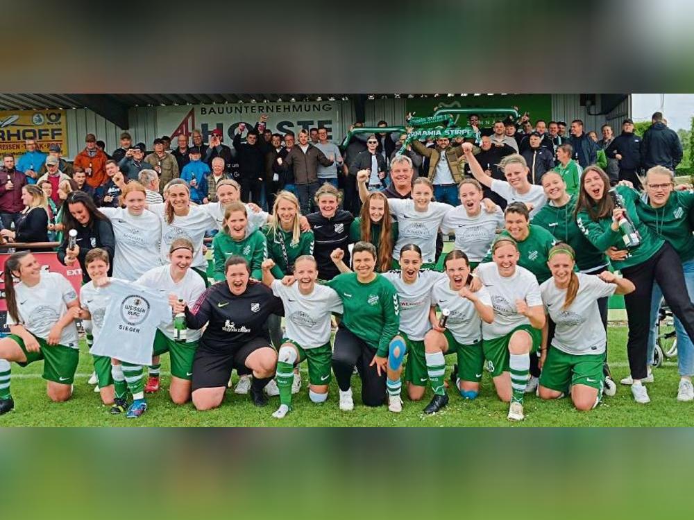Die Sektkorken knallen, das Bier fließt in Strömen: Den Pokaltriumph in Geseke feiern die Landesliga-Damen von Germania Stirpe mit den mitgereisten Fans. Fotos: Brand