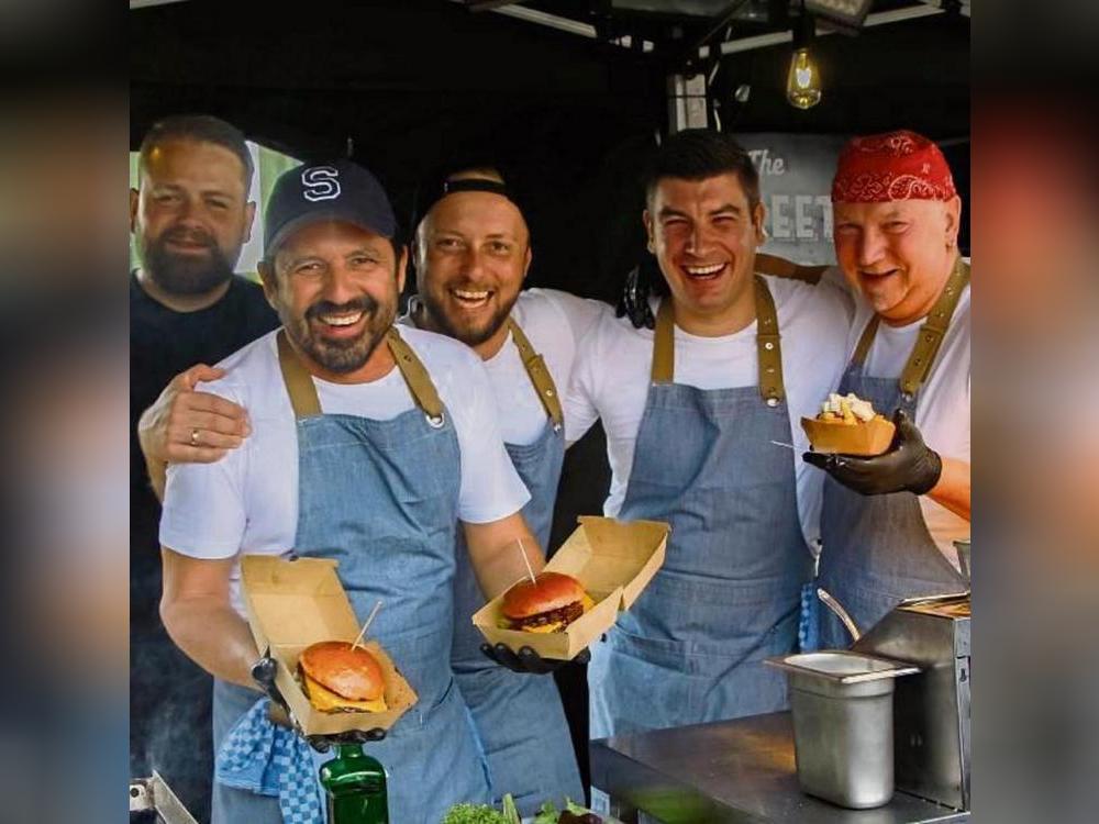 Die Pfannen blieben nicht kalt: Das fröhliche Team der Street Food Dudes hatte jede Menge zu tun.