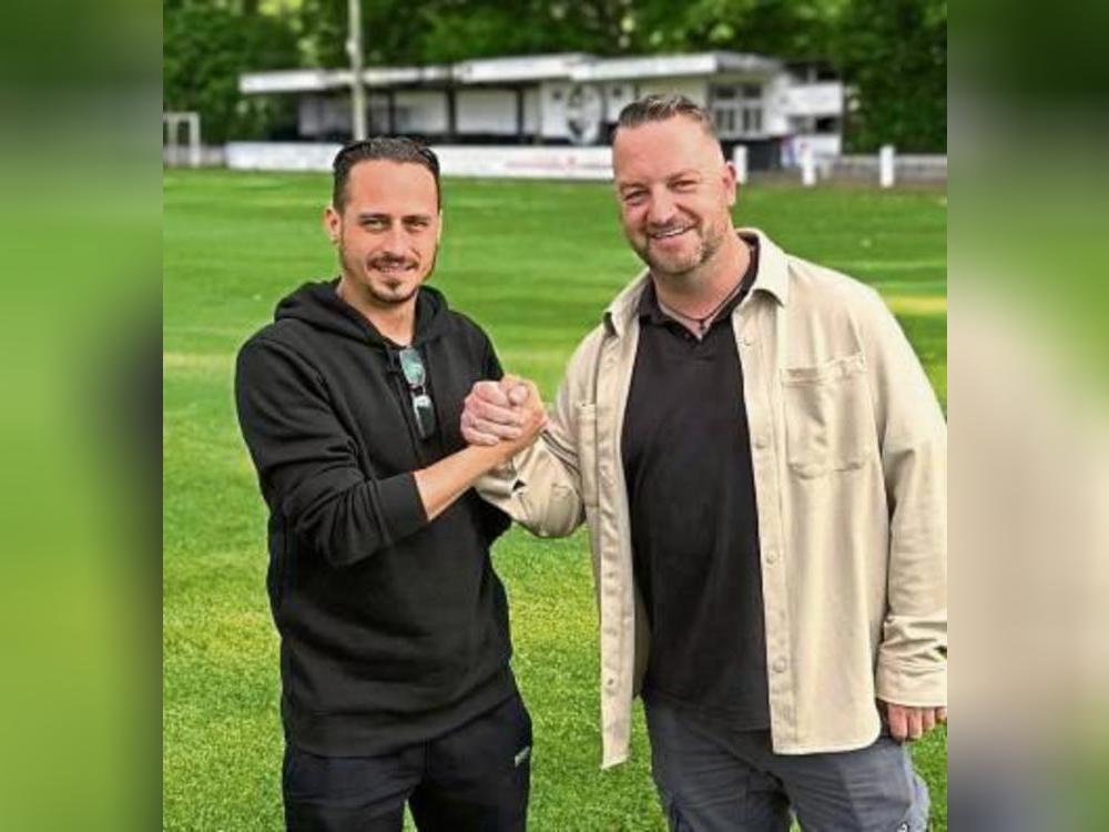 André Schürmann (r.), sportlicher Leiter bei SWO, heißt den neuen Trainer Alfredo Caporale willkommen.