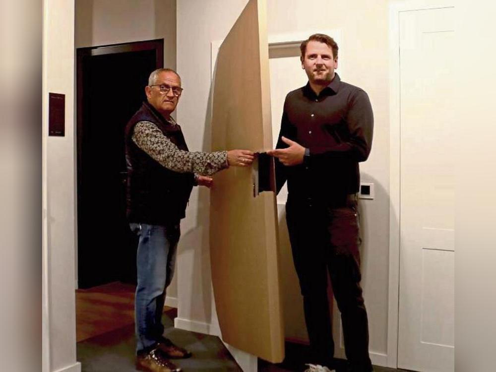 Die „frustfreie Türenverpackung“ zeigen hier Heinz Grauthoff und Ulf Morfeld: Leicht auftrennbare Aussparungen, z.B. für die Klinken, erleichtern die Arbeit der Handwerker und schützen danach die Tür bis zum Einzug der Bauherren.