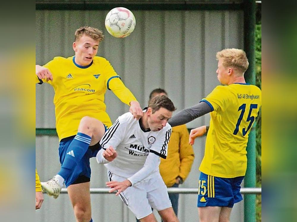 Daniel Klingler (M.) und die SG Suttrop/Kallenhardt haben die besten Karten von den noch vier gefährdeten Teams. Bereits mit einem Unentschieden gegen Anröchte wäre der Klassenerhalt perfekt. Foto: Heinke