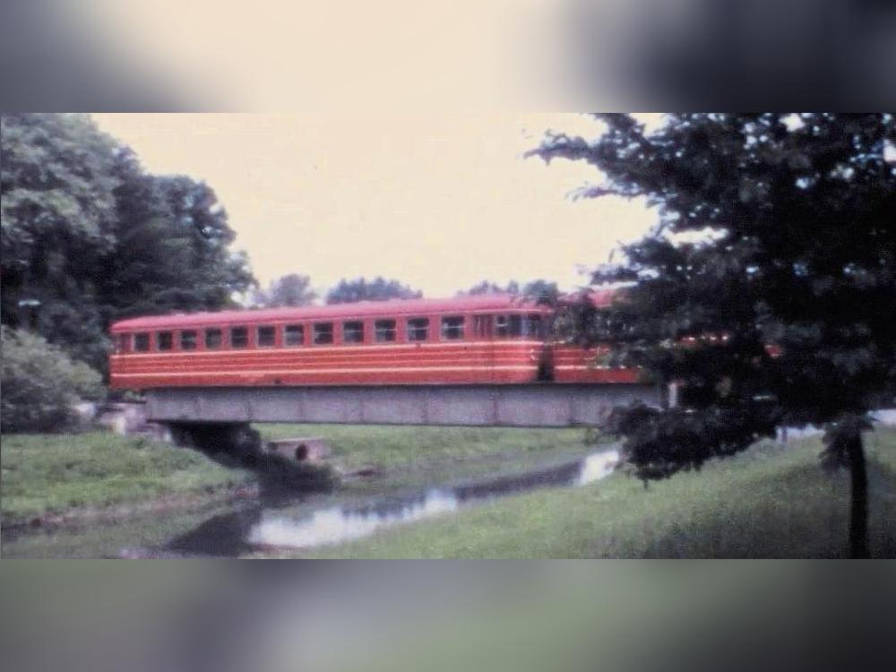 Ein WLE-Triebwagen überquert die Glennebrücke, die Grenze zwischen Liesborn und Cappel. Was das Foto erahnen lässt, war wohl auch ein Grund für die Einstellung des Betriebs: Die Nachfrage blieb zum Schluss meist aus. Foto: Eugen Teigeler