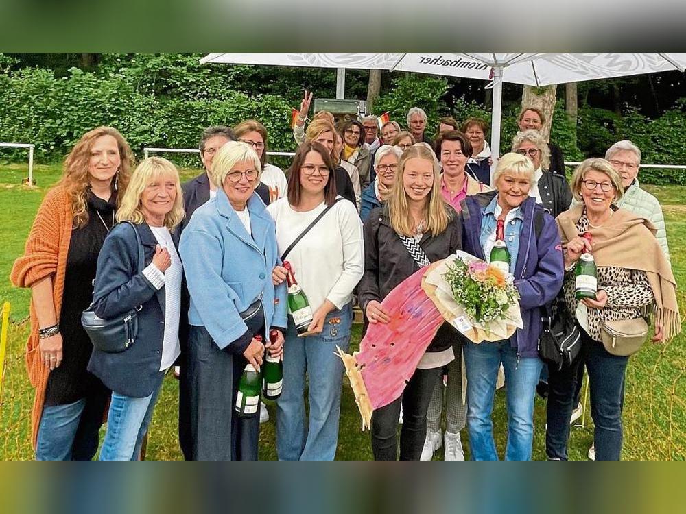 Die frisch gekürte Königin der Königinnen Ina Niehaus (Bildmitte mit Blumenstrauß) und ihre Mitstreiterinnen unter der Vogelstange zeigten sich beim Kompaniefest der Schützenbruderschaft in Eickelborn gut gelaunt.