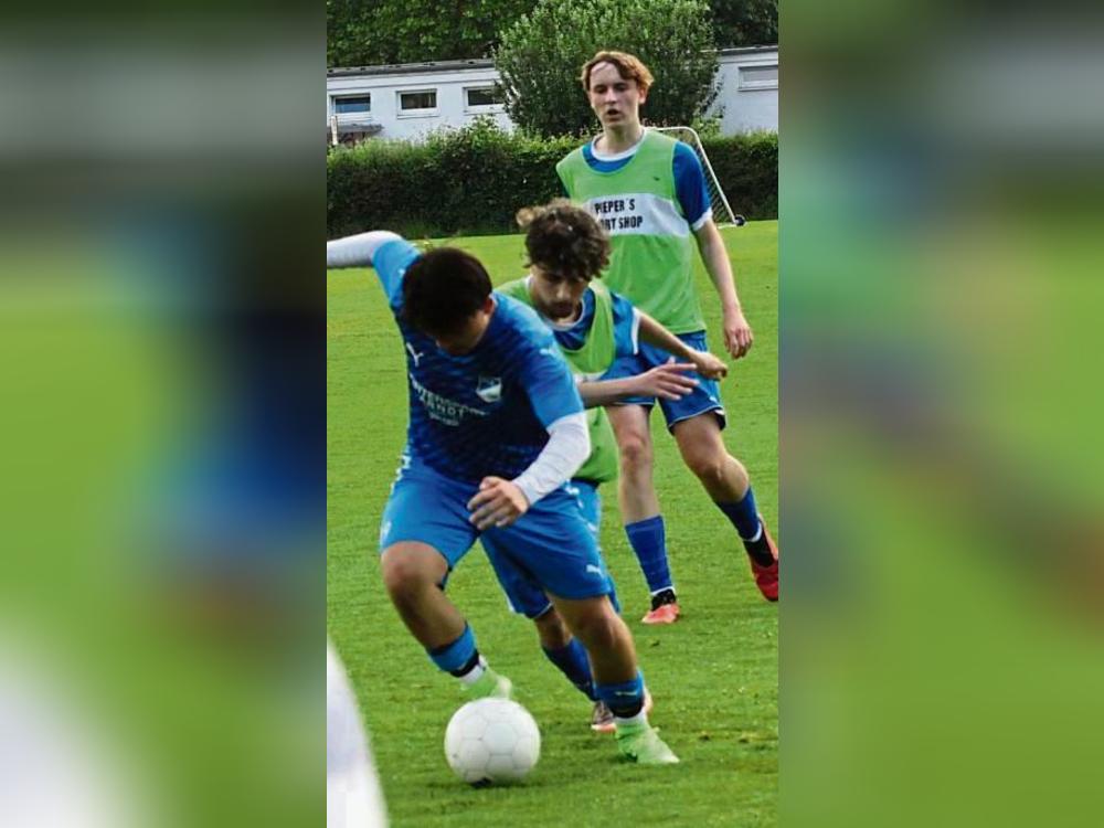 Nerven zeigten die A-Junioren des SCL (in Blau) bei der 4:5-Niederlage in Lipperbruch. Und so wurde es nichts aus der vorzeitigen Meisterschaft. Foto: Dannhausen