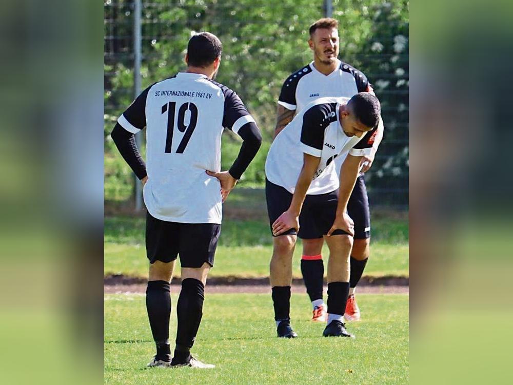 Angst vor der eigenen Courage? Die Spieler vom SC Internazionale müssen schnell die Köpfe wieder nach oben bekommen, will man nicht auch die zweite Aufstiegschance verspielen. Foto: Feichtinger