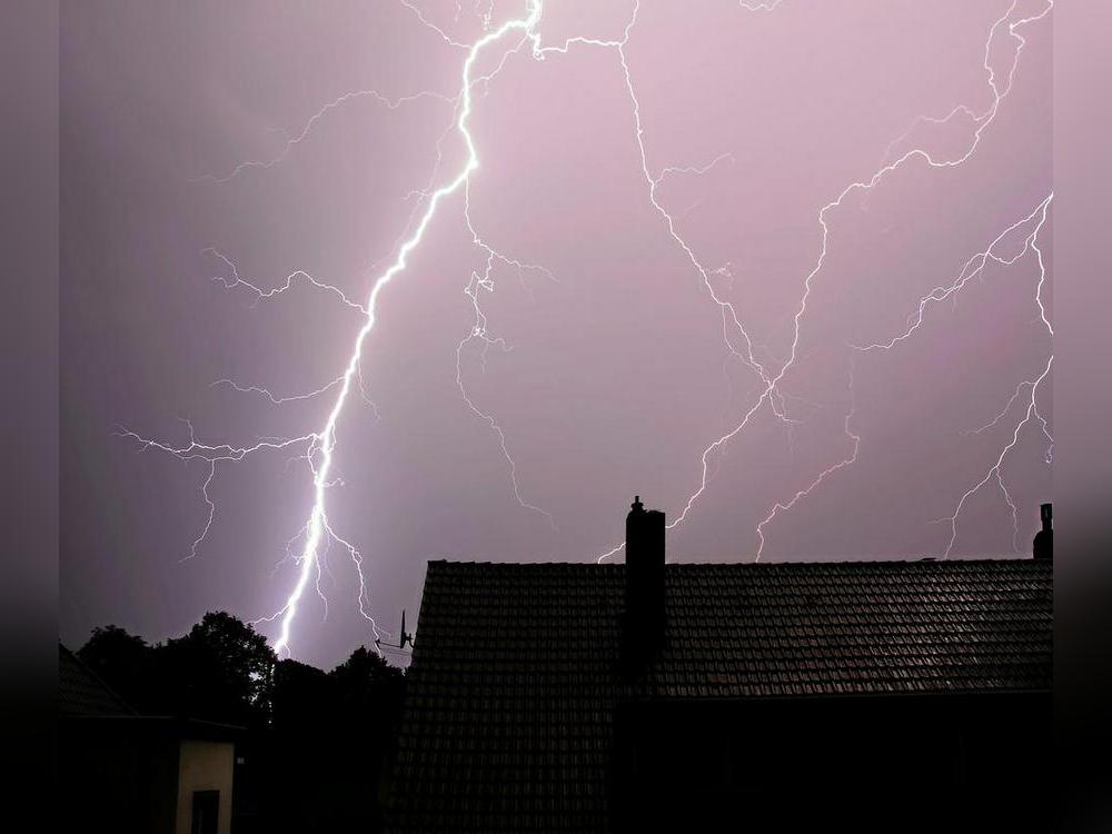 Möglich sind im weiteren Tagesverlauf Gewitter, Sturmboen und Hagel. Archivfoto: Arne Schulz