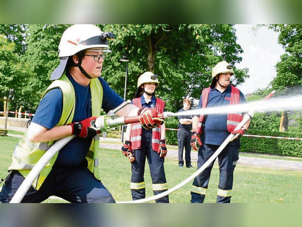Treffsicher mit dem Strahlrohr mussten die Feuerwehrleute beim inszenierten Löschangriff sein. Fotos: Giannakis