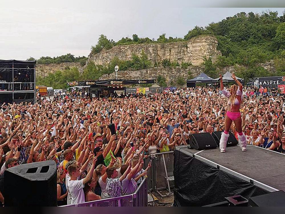 Rund 2500 Besucher waren in den Steinbruch gekommen und feierten die Stars vergangener Jahrzehnte – wie hier Loona. Fotos: Goddek