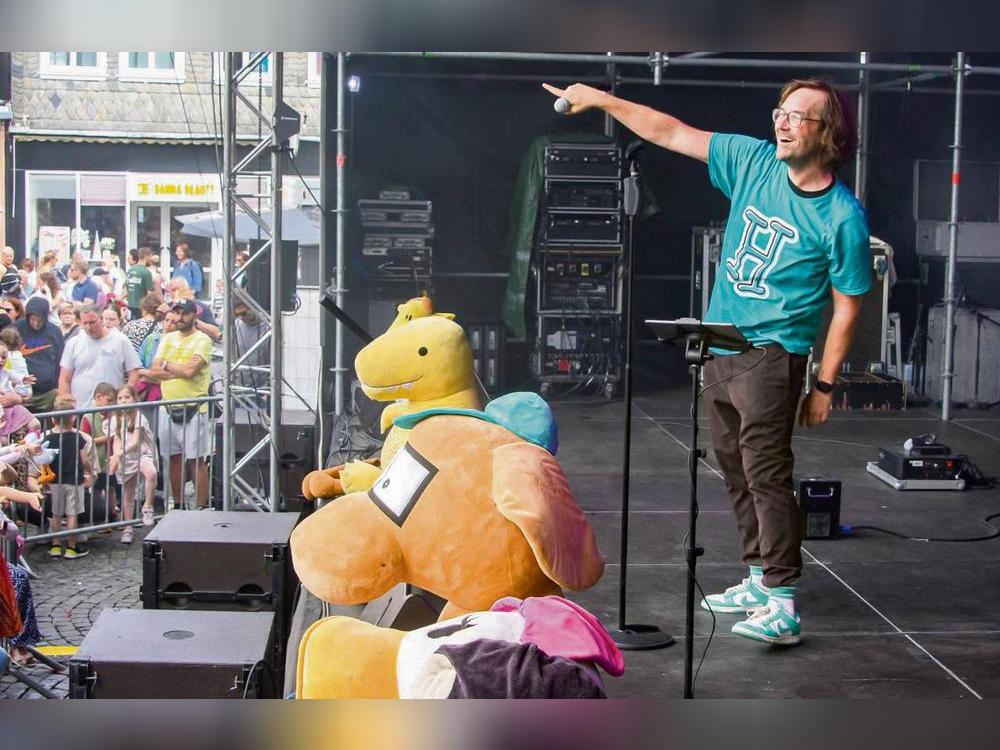 Kinderliedermusiker Simon Horn alias herrH lockte am Sonntagnachmittag zahlreiche Kids vor die Bühne. Dabei stellte er neue Lieder und tierische Protagonisten vor. Fotos: Wissing