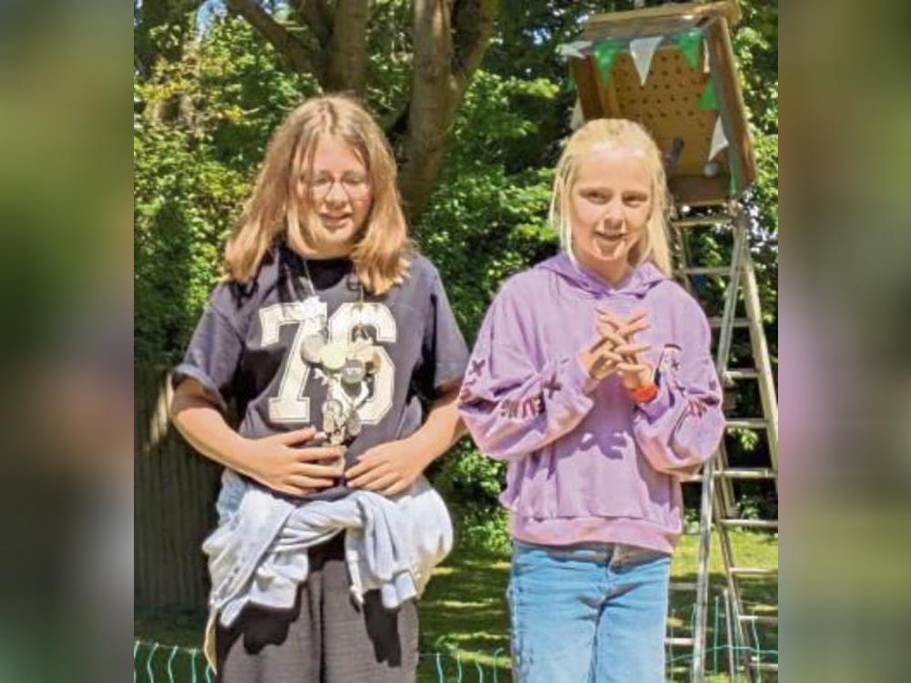 Das neue Kinderkönigspaar in Stirpe: Leonie Halfinger und Hannah Mergenmeier.