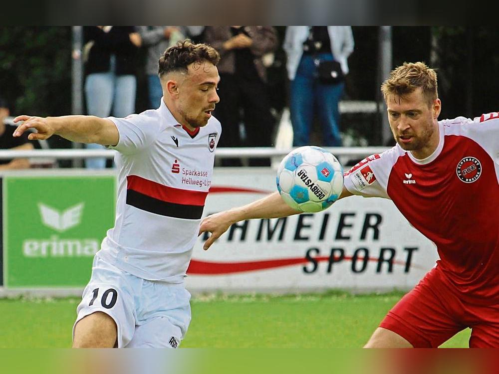 Ein letztes Mal im Trikot des SV Lippstadt zu sehen: Marcello Romano (l.) machte in der 63. Spielminute Platz für Nachwuchsmann Seungyoung Lee. Der 24-jährige Romano kehrt, wie berichtet, zurück zu ETB Schwarz-Weiß Essen. Fotos: Heinke