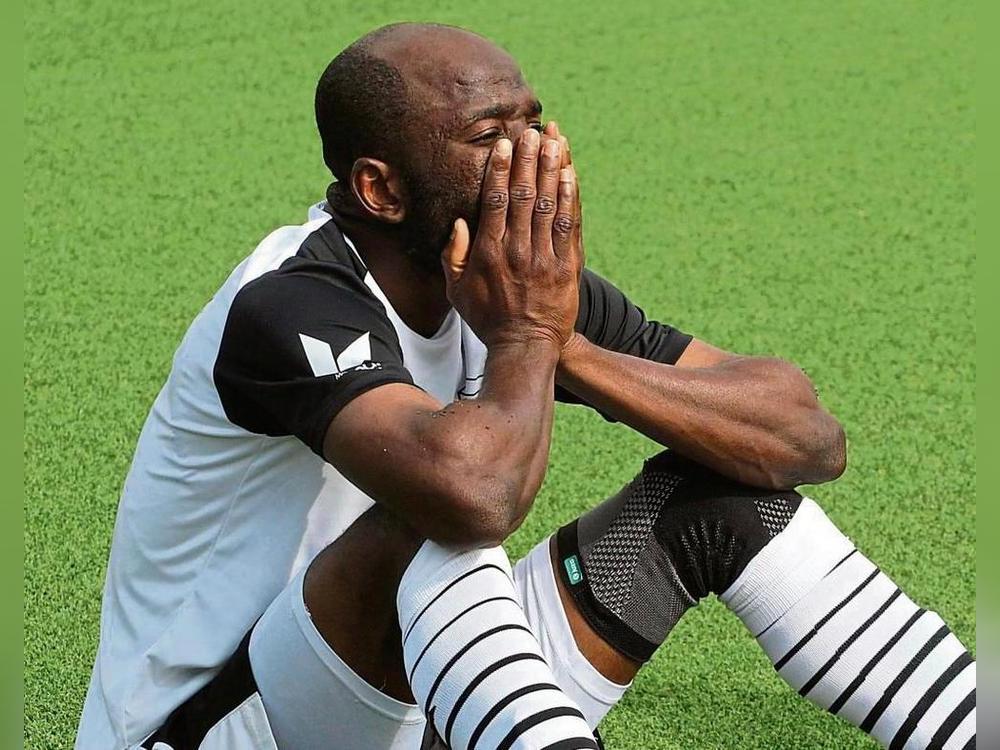 Mustapha Abubakari vom TSV Rüthen konnte es nicht fassen. Gerade hatte seine Elf einen überzeugenden 6:0-Sieg errreicht und muss dennoch absteigen. Foto: Brand