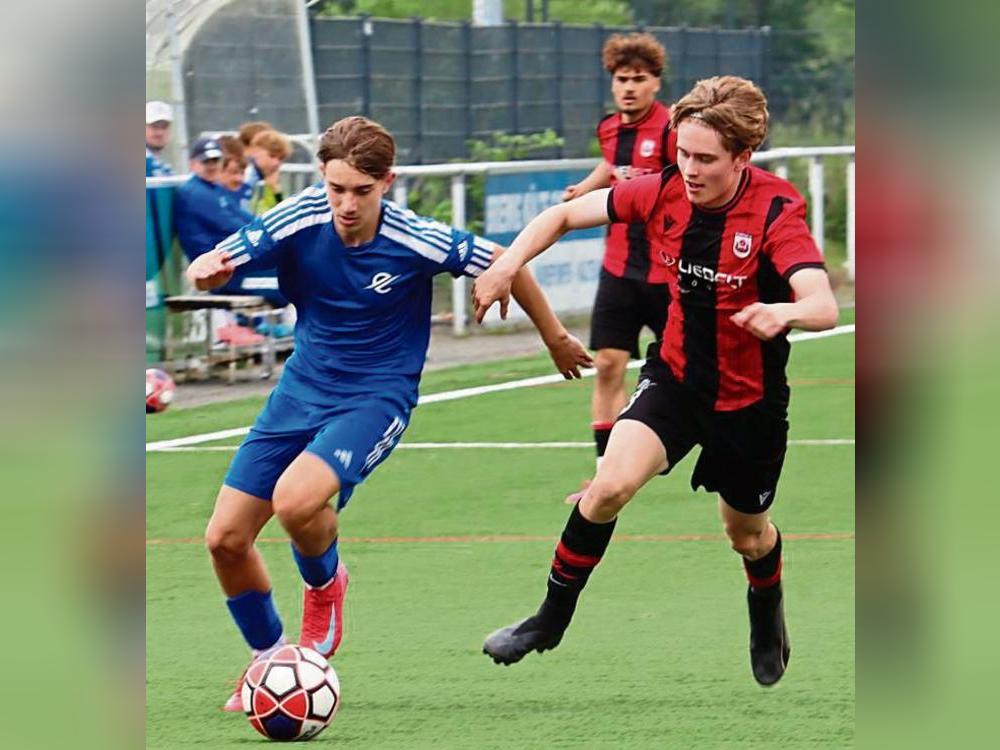 Eiskalt schlugen die B-Junioren des SV Lippstadt (in Schwarz-Rot) nach dem Seitenwechsel zu. Nach einer knappen 1:0-Pausenführung siegte der SV am Ende gegen Eintracht Dortmund noch deutlich mit 7:1. Foto: Feichtinger