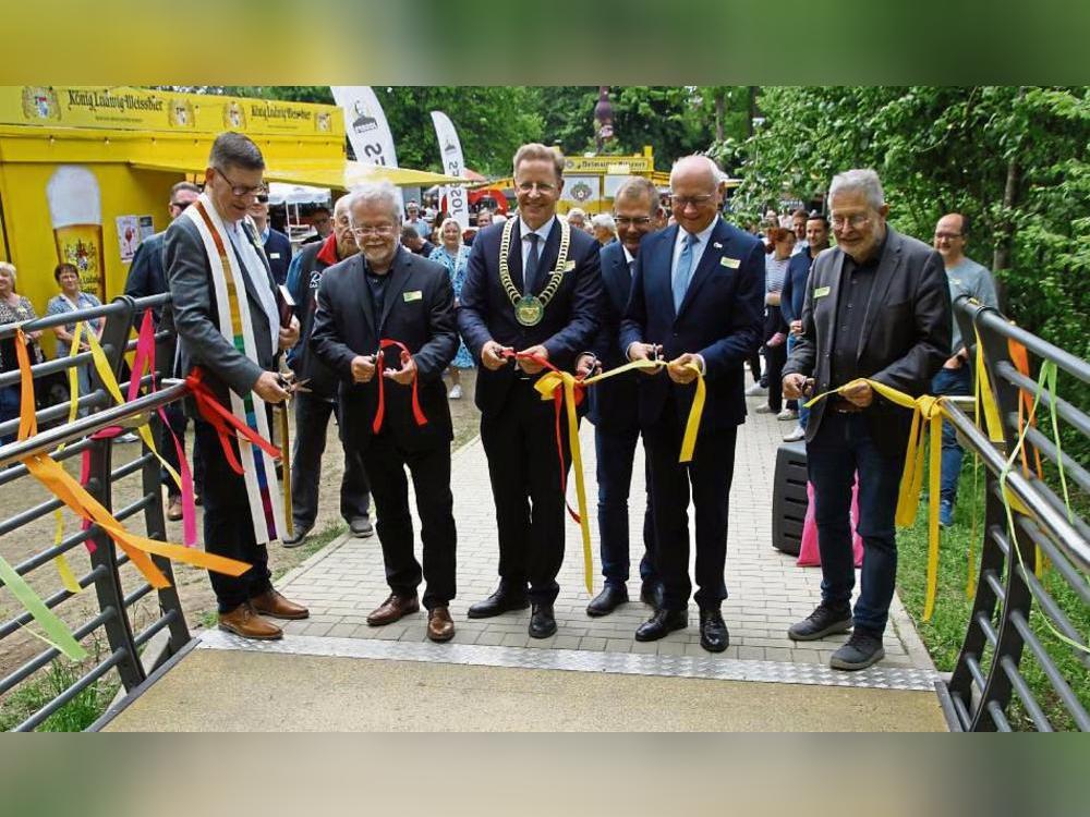 Band durchschnitten, Brücke eröffnet: (v.l.) Pastor Martin Beisler, Pfarrer Olaf Sommer, Bürgermeister Ulrich Berger, Martin Westermeier (Stadt Salzkotten), stellv. Landrat Hans-Bernd Janzen und Jörg List (Städtebauförderung Bezirksregierung Detmold). Foto: Büttner