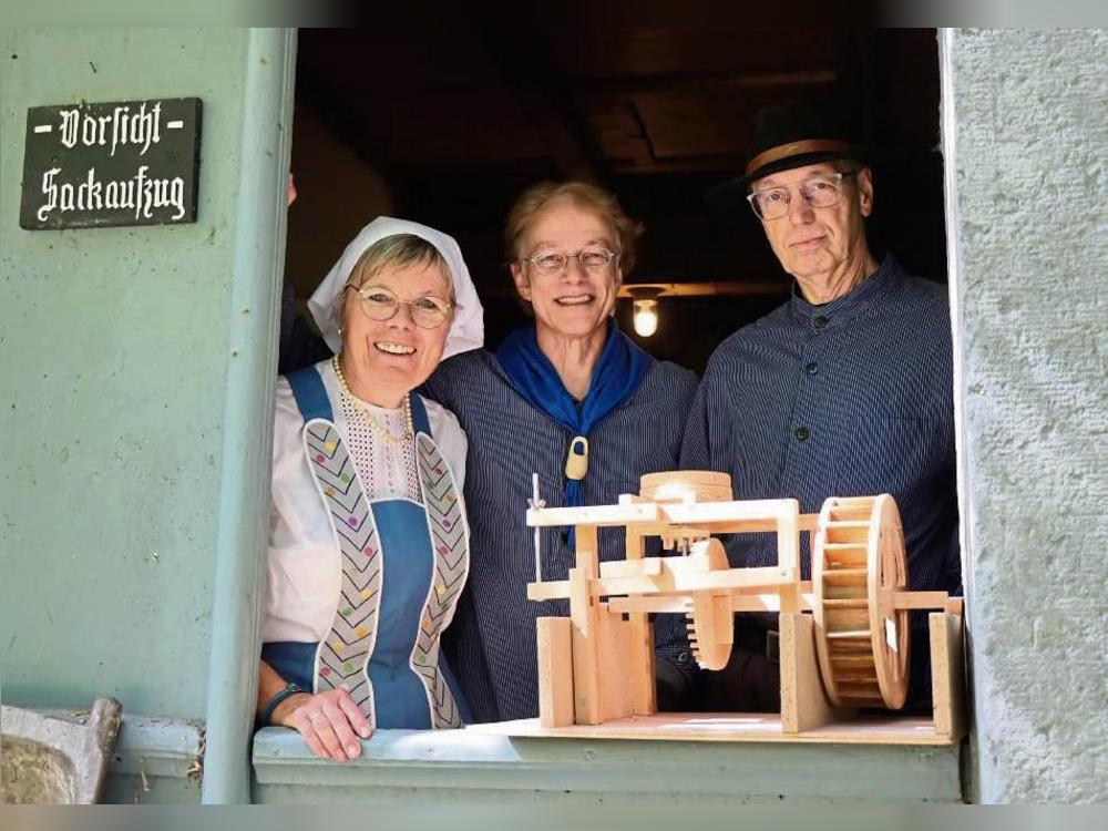 Kennen die Schäferkämper Wassermühle wie ihre Westentasche: v.l. Anette Sellmann, Stefan Wiesner und Rolf Eggeringhaus bieten Touren durch das Gebäude an. Fotos: Dietz