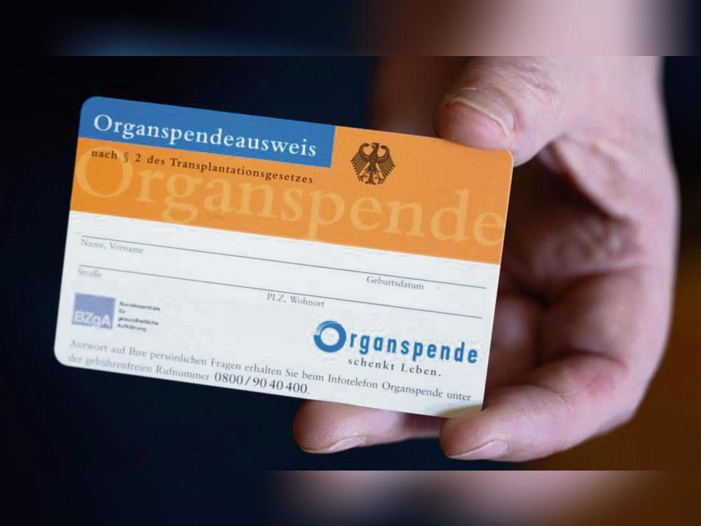 Der Organspendeausweis ist das zentrale Dokument, das im Fall der Fälle eine Entnahme von Organen ermöglicht. Eine Entscheidung kann auch online erfolgen. Foto: Hendrik Schmidt (dpa)