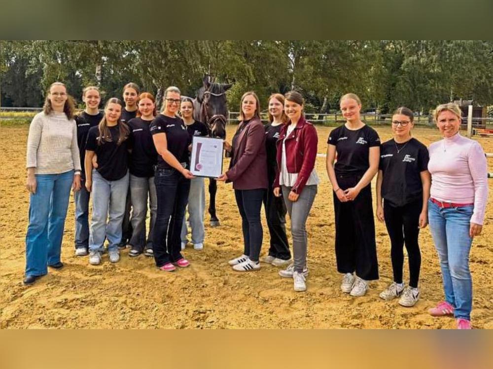 Als erster Verein im Kreis Soest und im Pferdesportverband Westfalen erhielt der Reiterverein Lippstadt das Qualitätssiegel für Kinder- und Jugendsport. Die Auszeichnung nahm Jugendwartin Jenny Burkert (6.v.l.) entgegen.