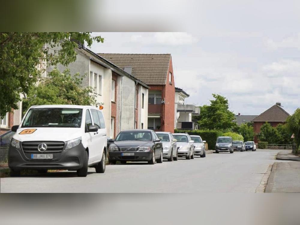 Das Parkchaos in der Karl-Maertin-Straße soll – zunächst als Verkehrsversuch – durch wechselseitiges Blockparken vermieden werden. Foto: Löseke
