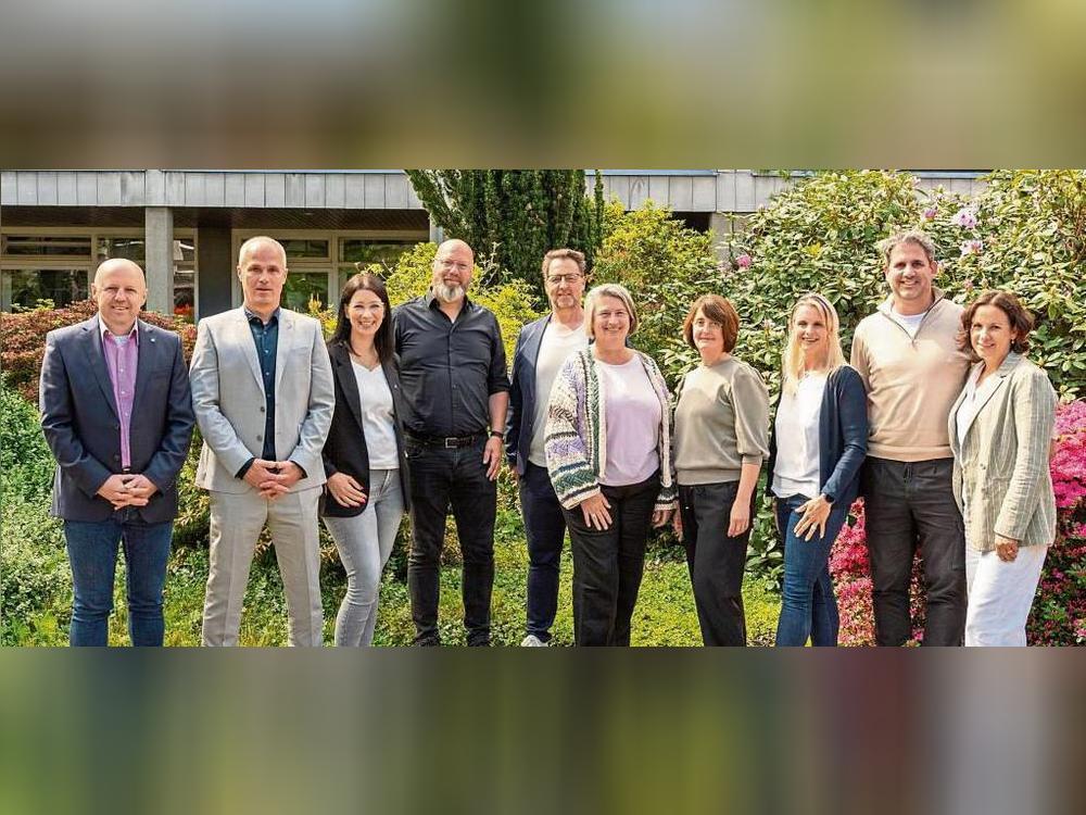 Vertreter der Vermittlungsagentur Yomema, der Seniorenhilfe SMMP und der Gesundheitsakademie SMMP freuen sich über die zukünftige Zusammenarbeit.