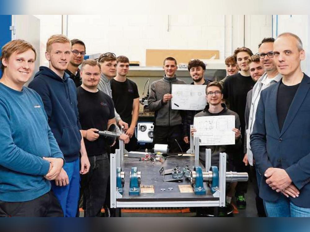 Ein Auto mit E-Antrieb, Lösch- und Lichttechnik: Den Azubis stehen an der FH auch Maschinenbau-Studenten sowie wissenschaftliche Mitarbeiter beratend zur Seite.