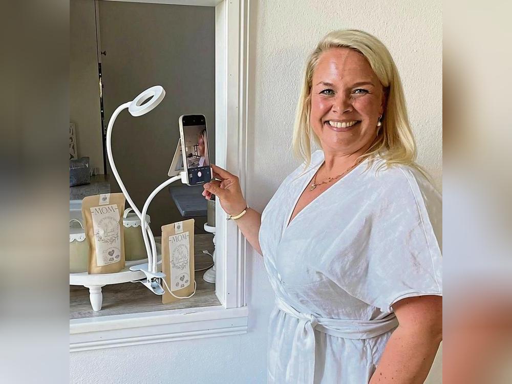 Die Beiträge für ihren Instagram-Kanal „meinlandkind“ dreht Carolin Fraune in ihrer Hebammenpraxis in Rebbeke – manchmal spontan, manchmal mit Plan. Foto: Rückert