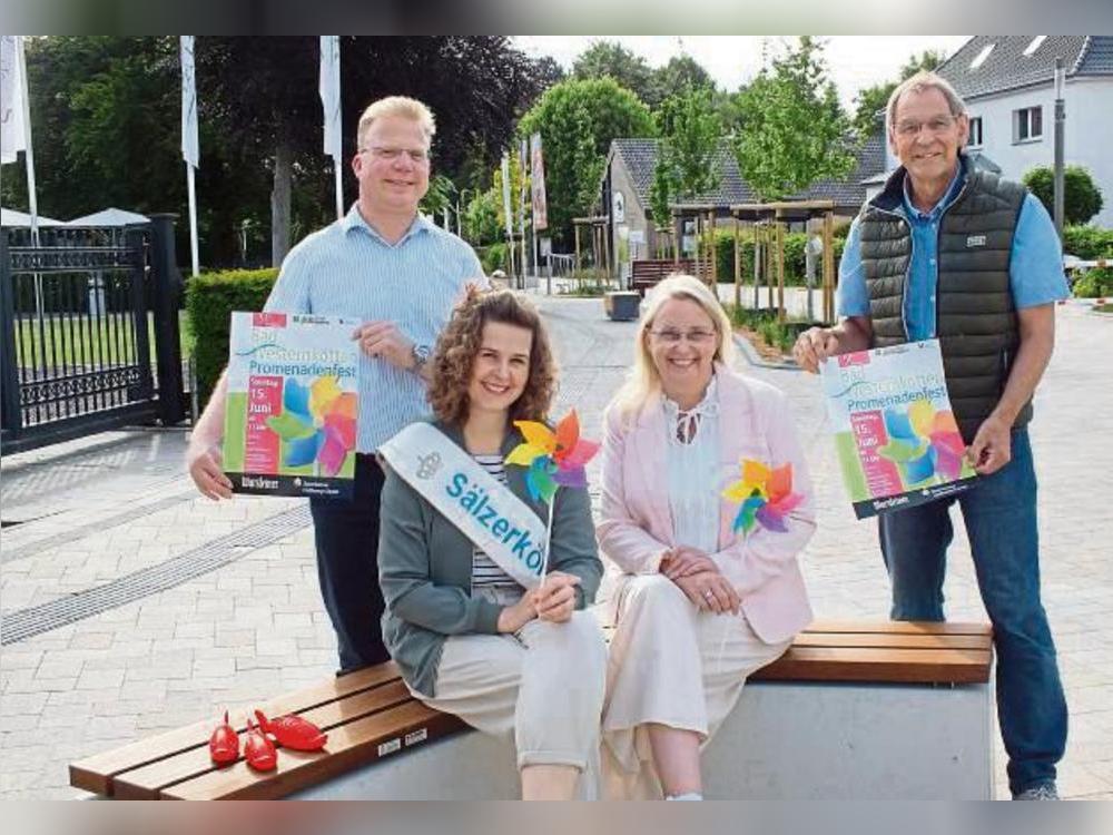Bereit fürs Promenadenfest: v.l. Mike Bernasco, Sälzerkönigin Antje Gerling, Karina Humann (Heilbad Westernkotten GmbH) und Ortsvorsteher Franz-Josef Schütte.