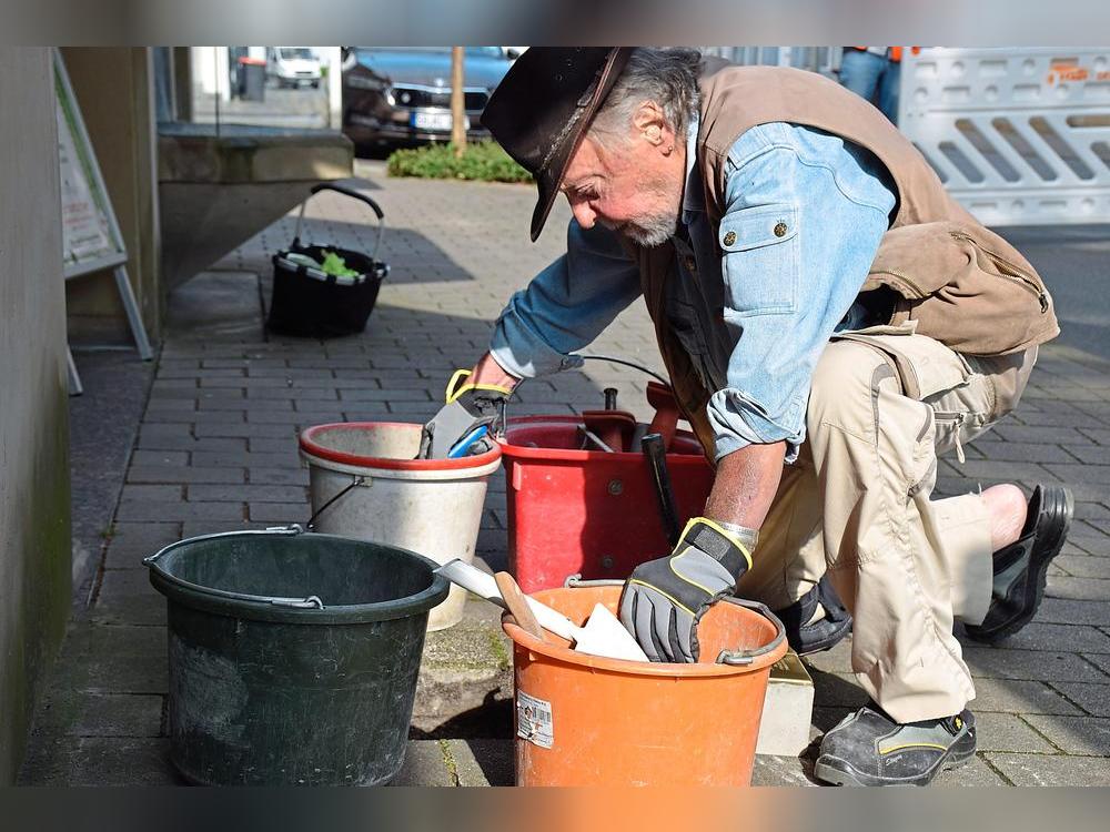 Gunter Demnig beim Verlegen der neuesten Stolpersteine in Geseke. 