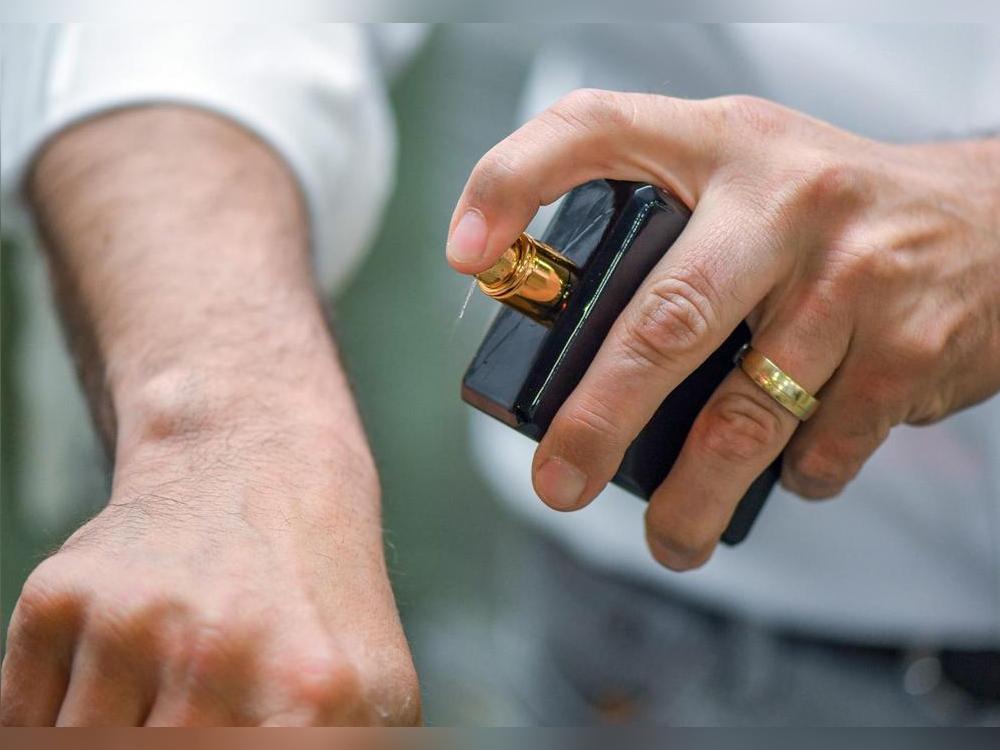 Luxus-Parfum für 2000 Euro gestohlen: Eine Parfümerie in Lippstadt wurde Opfer von dreistem Duo. Symbolfoto: DPA