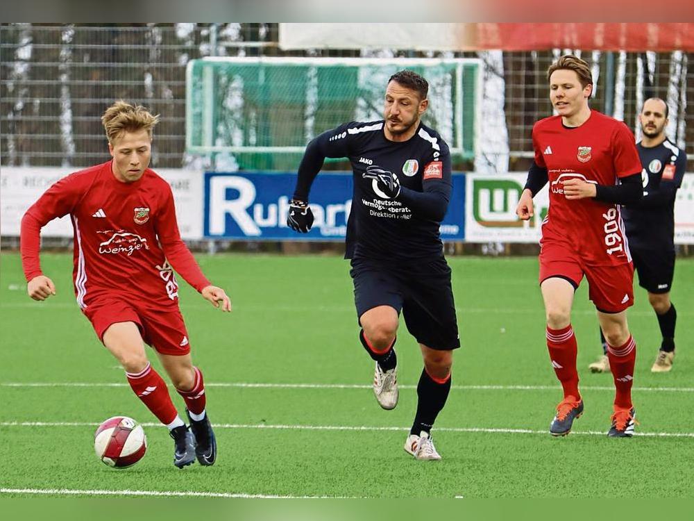 Das Meisterschafts-Rückspiel gewann der SC Internazionale Lippstadt (schwarze Trikots) auf dem Anröchter Kunstrasenplatz mit 3:2. Dafür siegte die TuS-Reserve im Hinspiel in Lippstadt deutlich mit 4:1. Foto: Feichtinger