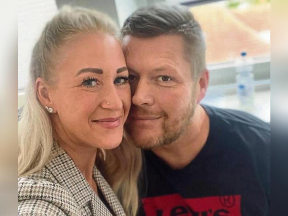 Sascha Klaus rund fünf Tage nach seiner Einlieferung ins Krankenhaus. An seiner Seite und eine großartige Unterstützung: Seine Partnerin Sarah Hasseler.