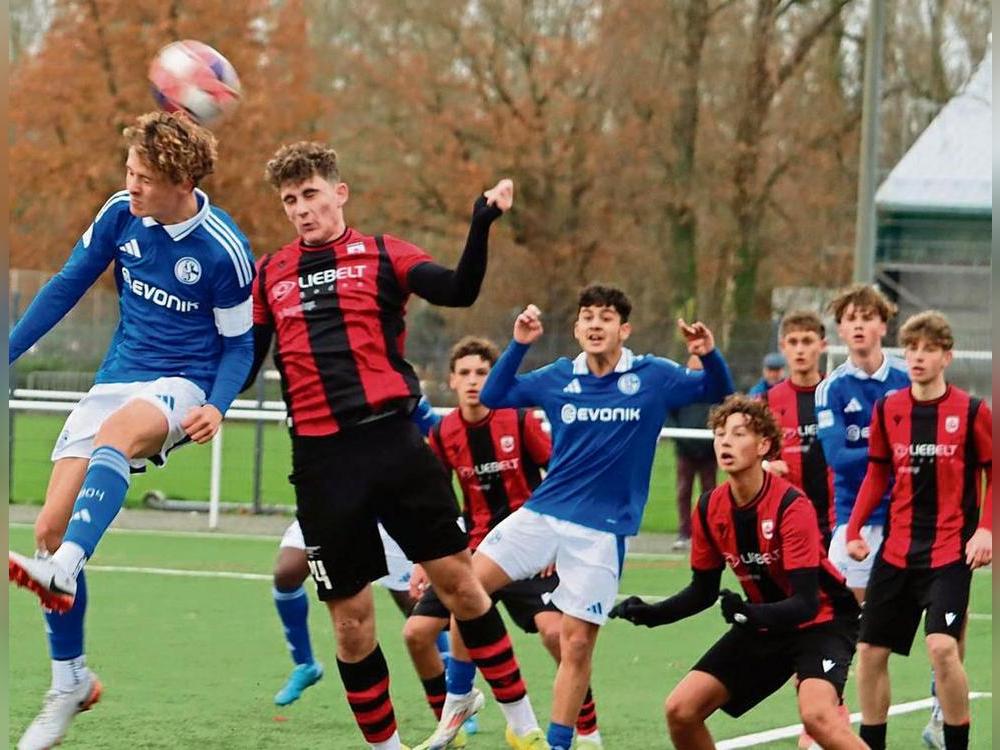 Im Hinspiel trennten sich der SV Lippstadt (in Schwarz-Rot) und der FC Schalke 04 2:2. Diesmal könnte es für die Gäste deutlich schwieriger werden, einen Punkt bei den Königsblauen zu holen. Foto: Feichtinger
