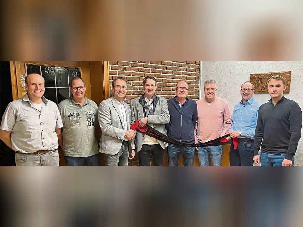 Der Vorstand der DJK Cappel zog Bilanz und blickte auch auf die nächste Saison (v.l.): Matthias Schnieder, Jörg Molitor, Christian Piepenbreier, Ingo Weddemann, Manfred Mai, Thorsten Schmidt, Andre Kemper und Tobias Sauerland.