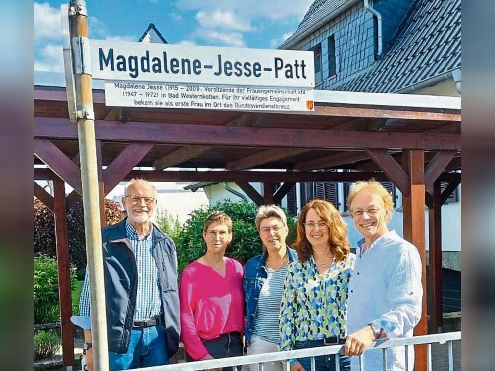 Kfd-Mitglieder und Heimatfreunde mit den neuen Pättkes- und Legendenschildern: (v.r.) Stefan Wiesner, Sandra Erdmann, Heike Knoche, Michaela Kuczynski und Wolfgang Marcus.