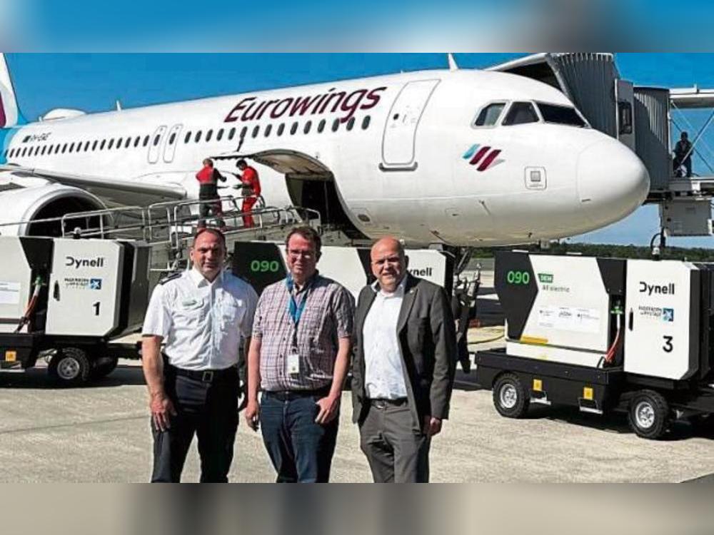 Starke Investition in den Klimaschutz, v.r.: Flughafen-Geschäftsführer Roland Hüser, Projektleiter Matthias Fleige und der Leiter der Flughafen-Feuerwehr, Roland Kempkensteffen, aus Lippstadt.