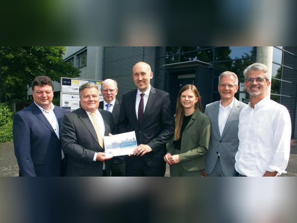 Wie blicken Unternehmer auf ihre Stadt? Über Ergebnisse informierte IHK-Hauptgeschäftsführer Jörg Nolte (M.) jetzt Lippstadts Bürgermeister Arne Moritz. Ihren Blick auf die Themen äußerten auch (v.l.) Holger Gebauer und Stephan Tydecks (beide Wirtschaftsförderung) sowie Referentin Sina Sossna, Hella-Standortmanager Matthias Wiehen und Abbruchunternehmer Carsten Knepper (beide Mitglied der IHK-Vollversammlung). Fotos: Schwade