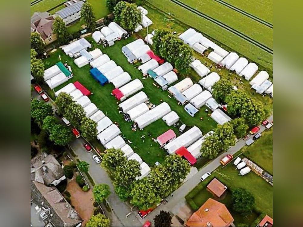 Evakuierung einer Zeltstadt: Über 700 Personen mussten Samstagabend umquartiert werden. Foto: Feuerwehr Rüthen