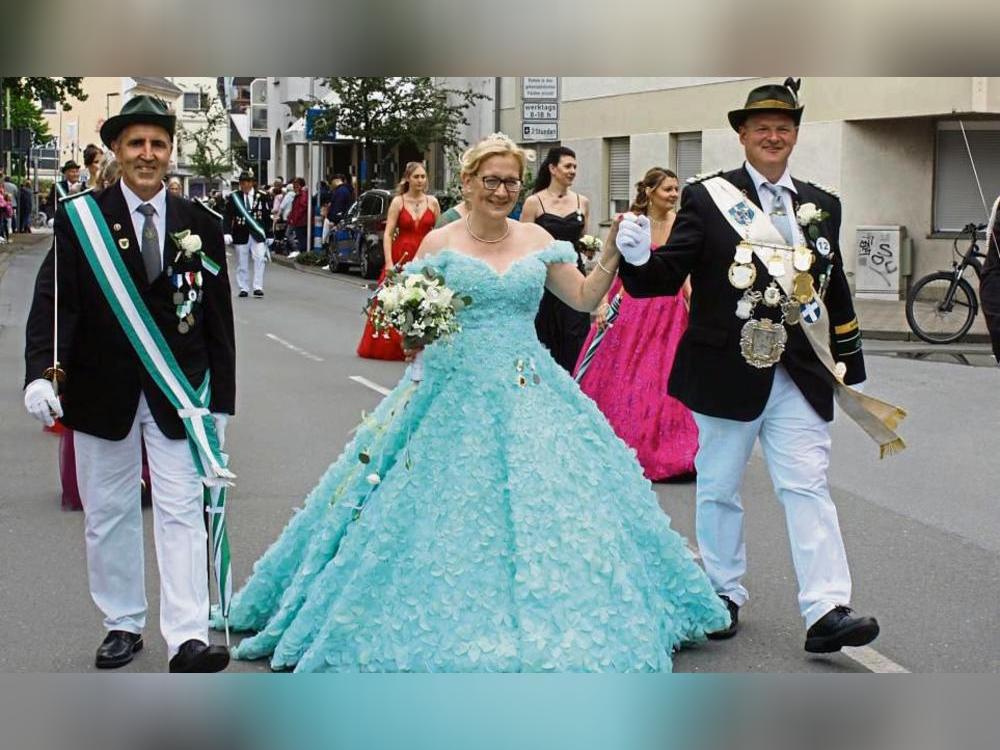 Einen phänomenalen Auftritt legte das amtierende Königspaar der Bürgerschützen, Christian und Nicole Pape, beim großen Jubiläumsumzug am Festsamstag hin. Fotos: Pape-Rüther