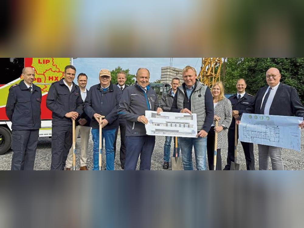 Die Funktionäre der Stadt Salzkotten und des Kreises Paderborn präsentieren am künftigen Standort an der Dr.-Krismann-Straße stolz die Pläne für die neue Rettungswache.