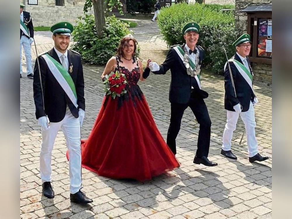 Ein Traum in Bordeaux-Rot: Königin Isabell Fischer an der Seite von „Cola-König“ Oliver Wessel. Foto: Gerwin