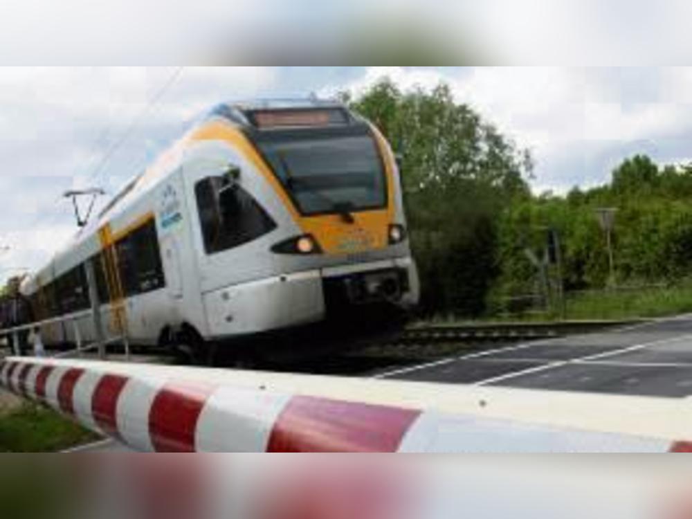 Die Polizei warnt vor lebensgefährlichem Leichtsinn am Gleis. Foto: Niggenaber