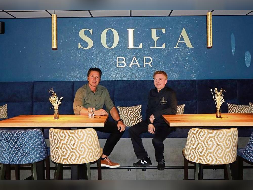 Michael Kemper (l.) hat das „Haus am Park“ Anfang des Jahres übernommen und an sein Thermalhotel angegliedert. Sascha Peifer (r.) führt den Betrieb, in dem es nun auch die Cocktailbar „Solea“ gibt. Fotos: Dietz