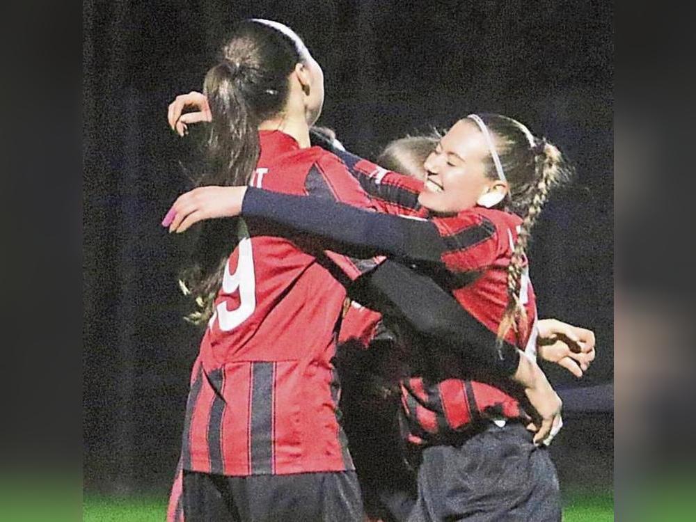 Hurra, wir steigen ohne Umwege auf! Das Los entschied, dass die Spielerinnen des Kreisliga-Vizemeisters SV Lippstadt keine Relegation spielen müssen und direkt in die Bezirksliga durchmarschieren. Foto: Lütkehaus